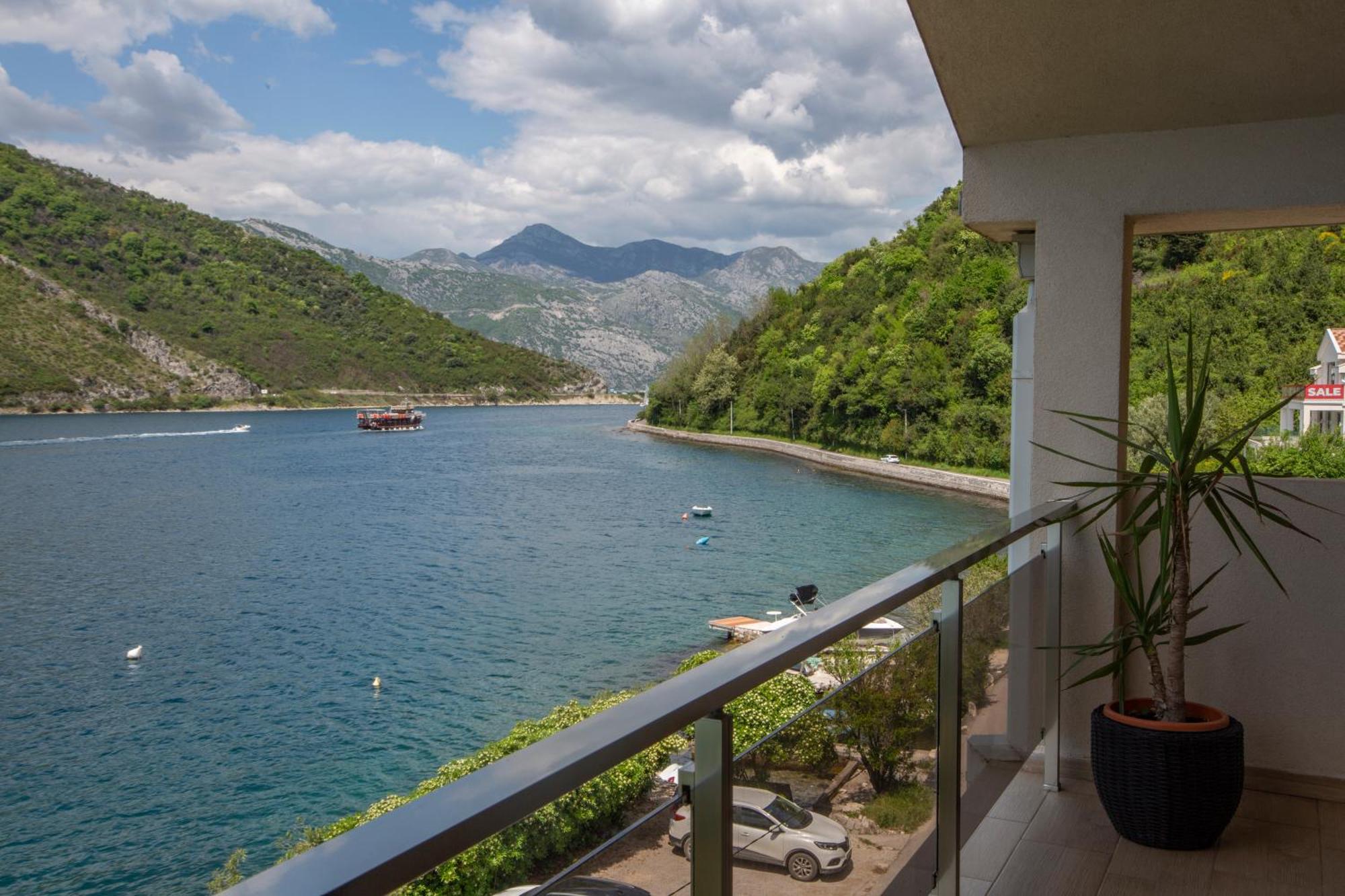 Apartments Maxhit Tivat Exterior foto